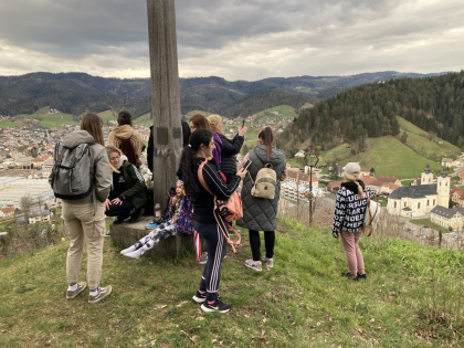 * Fotografija je posneta v Žireh na enem izmed srečanj za priseljenke in priseljence.