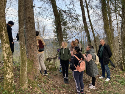 * Fotografija je posneta v Žireh na enem izmed srečanj za priseljenke in priseljence.